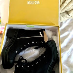 DETAILS
• Combat boot